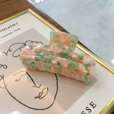 Moderne hårklyper i marmordesign