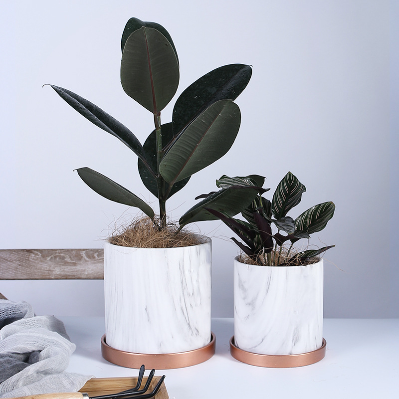 Dekorativ blomsterpotte i keramikk