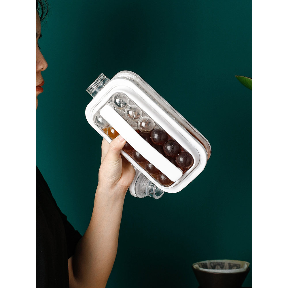 Hybrid-flaske: isbitform og drikkeflaske i ett