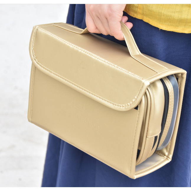 Praktisk, romslig toalettmappe