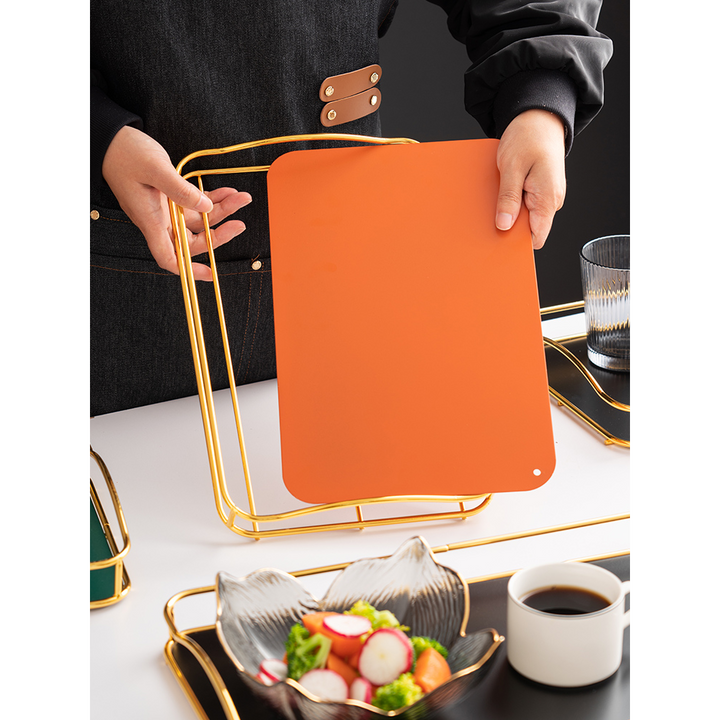 Stilig serveringsbrett med gullkant