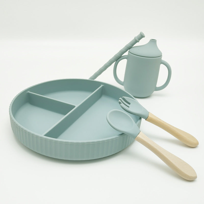 Barneservise i silikon med tredetaljer