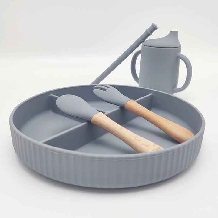 Barneservise i silikon med tredetaljer