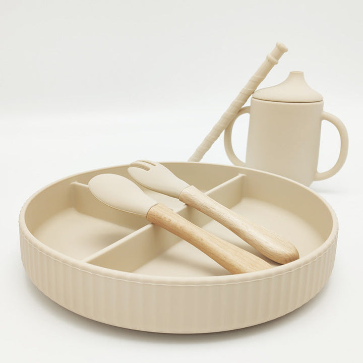 Barneservise i silikon med tredetaljer